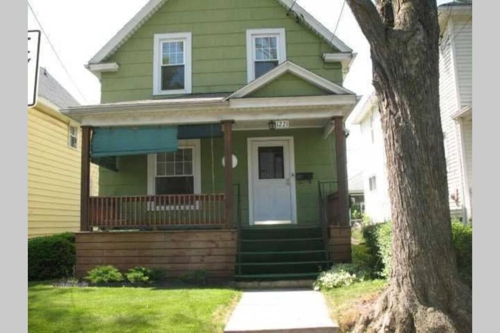 The Oakwood Cottage- With Private Yard & Parking, Minutes From Falls & Casino By Niagara Hospitality Ниагара-Фолс Экстерьер фото